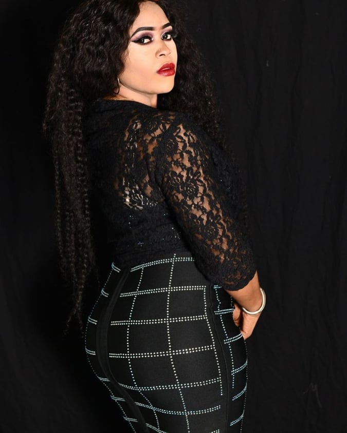 La chanteuse Guigui s'affiche dans une robe moulante, qui met en valeur ses formes généreuses (Photos) La chanteuse Guigui s'affiche dans une robe moulante, qui met en valeur ses formes généreuses (Photos)