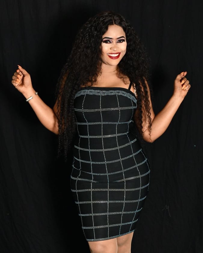 La chanteuse Guigui s'affiche dans une robe moulante, qui met en valeur ses formes généreuses (Photos) La chanteuse Guigui s'affiche dans une robe moulante, qui met en valeur ses formes généreuses (Photos)
