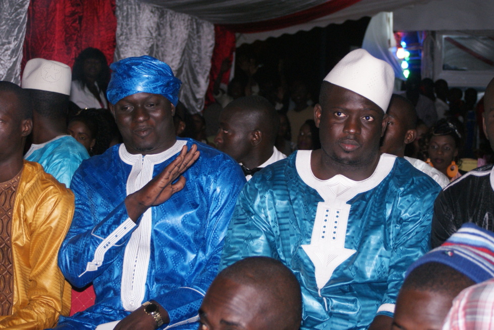 Aziz et son frère Baye Ndiaye dans un style tendance en bleu-blanc