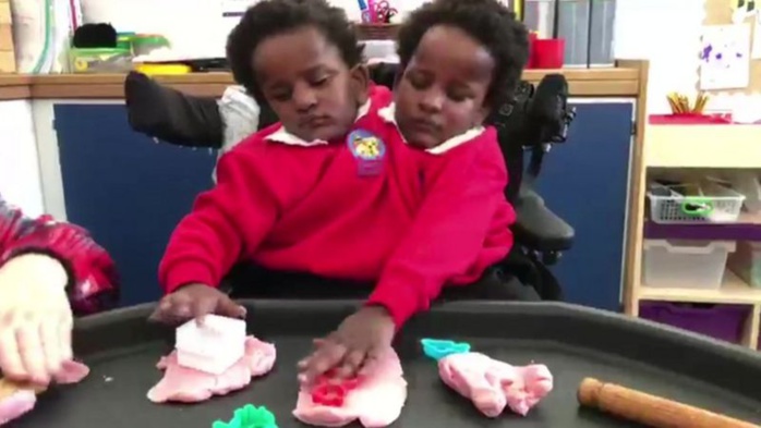 Les jumelles siamoises Marième et Ndèye font leur entrée à l'école, à Cardiff