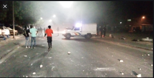 Urgent / Ça chauffe à Colobane: Faute de moyens de transport, des frustrés commencent à brûler des pne