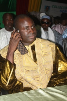 Serigne Djily Abdou Fatah Mbacké tape sur la table