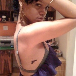 Rihanna, la provocatrice, explique enfin la signification de son tatouage pistolet