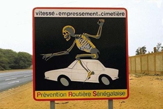 Indiscipline des Senegalais : Voiture et charette sur la passerelle des pietons de l'autoroute !