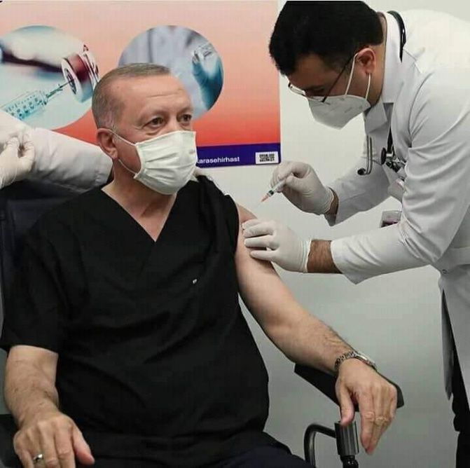 Covid-19: Le Président Erdogan se fait vacciner devant les caméras pour dissiper le doute