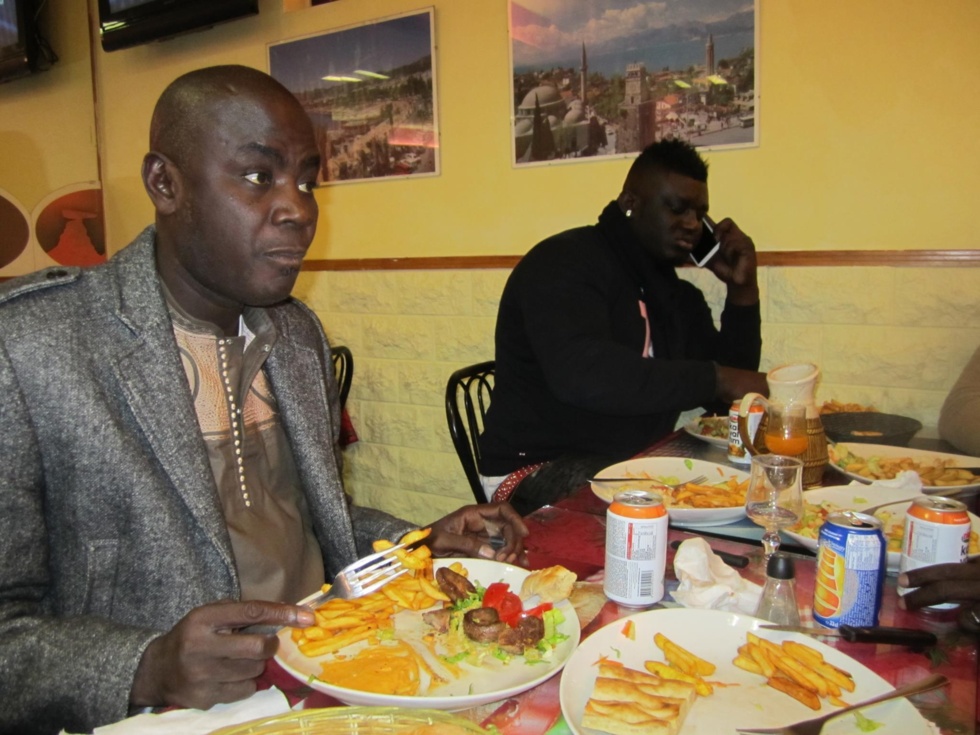 Bécaye Mbaye et Balla Gaye 2 dans un restaurant à Paris