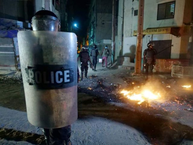 Lynché par une foule en furie: Un policier détale, oubliant son coupe-coupe et sa casquette