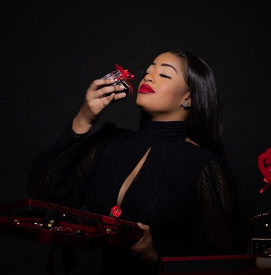 Special Saint Valentin: L'actrice Betty ouvre le bal et fait sensation sur la toile (Photos) Special Saint Valentin: L'actrice Betty ouvre le bal et fait sensation sur la toile (Photos)