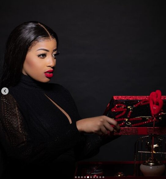 Special Saint Valentin: L'actrice Betty ouvre le bal et fait sensation sur la toile (Photos) Special Saint Valentin: L'actrice Betty ouvre le bal et fait sensation sur la toile (Photos)