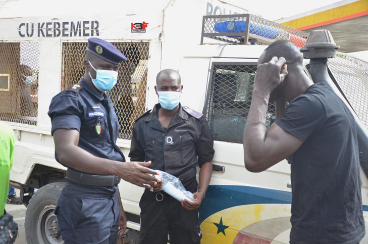 Covid-19: La police de Kébémer sensibilise et distribue des masques aux populations