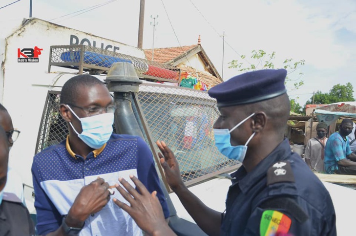 Covid-19: La police de Kébémer sensibilise et distribue des masques aux populations