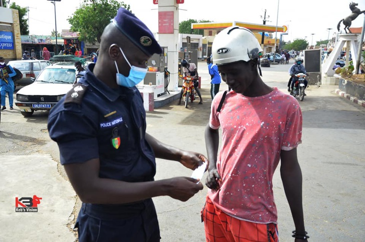 Covid-19: La police de Kébémer sensibilise et distribue des masques aux populations