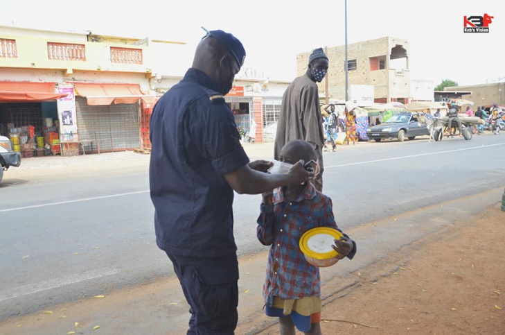 Covid-19: La police de Kébémer sensibilise et distribue des masques aux populations