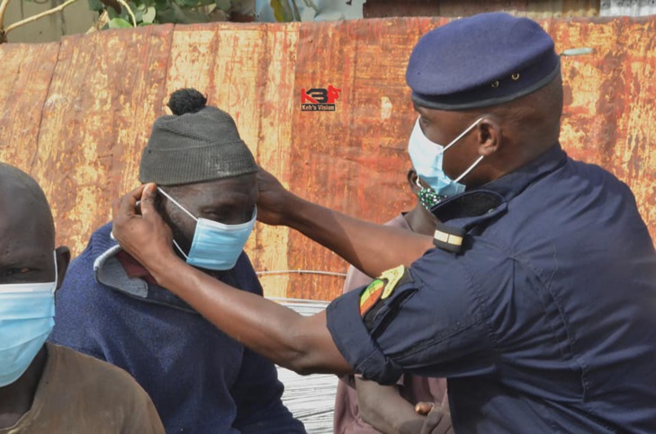 Covid-19: La police de Kébémer sensibilise et distribue des masques aux populations