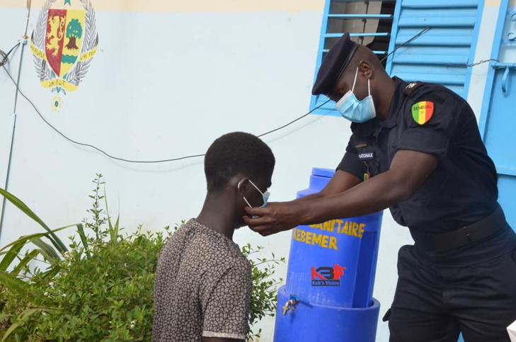 Covid-19: La police de Kébémer sensibilise et distribue des masques aux populations