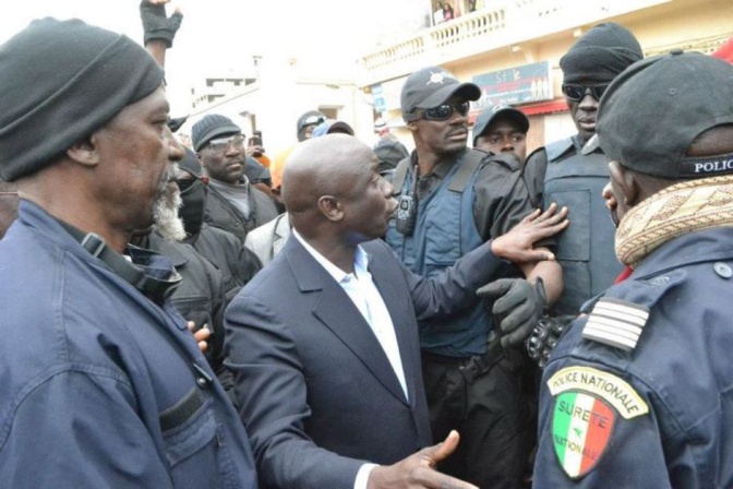 Point E - Policiers et gendarmes "se bagarrent" pour garder Idy