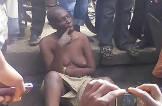 Photo: Un homme pris à partie par la foule parce qu’il a des organes masculins et féminins. [Regardez!]