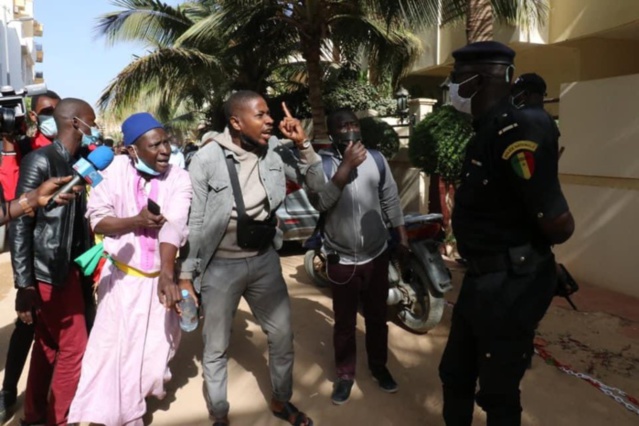 Accusé de viol / Ousmane Sonko soutenu par ses militants chez lui
