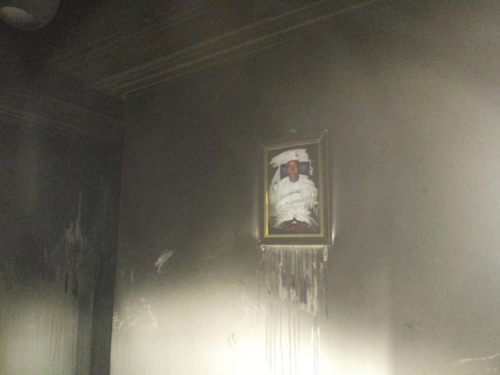 Louga: Des militants de Sonko incendient la maison d’Aïda Diallo, mère de Mamour Diallo