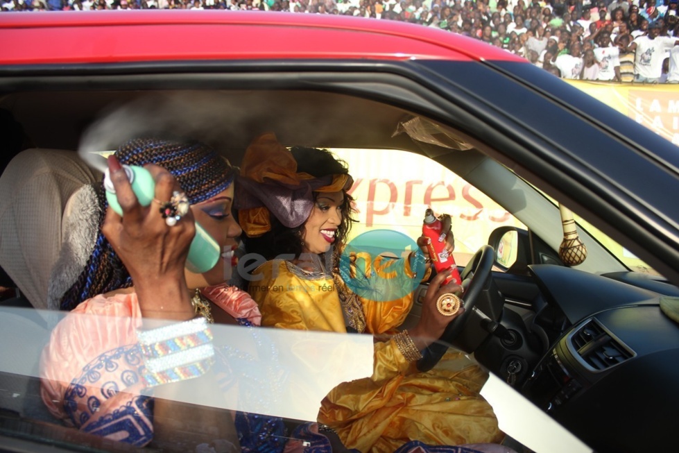 Oumou Sow au volant de sa rutilante bagnole