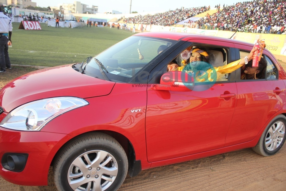 Oumou Sow au volant de sa rutilante bagnole