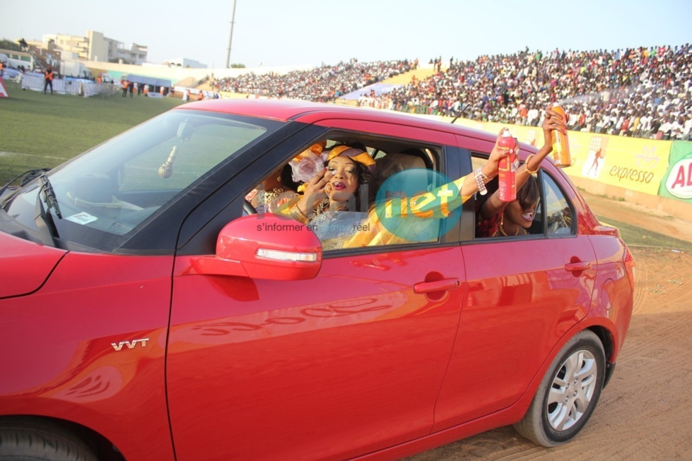 Oumou Sow au volant de sa rutilante bagnole