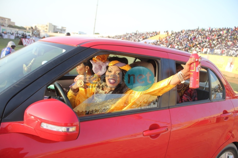 Oumou Sow au volant de sa rutilante bagnole