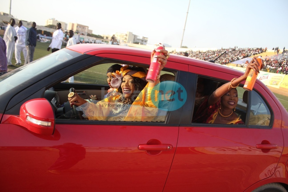 Oumou Sow au volant de sa rutilante bagnole