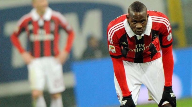 Milan AC - Balotelli pris en train de fumer dans le train