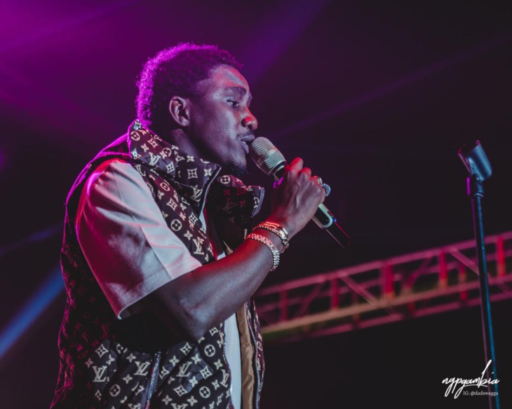 Gambie: Admirez le port vestimentaire assez déroutant de Wally Seck et les..."battré" (Photos)