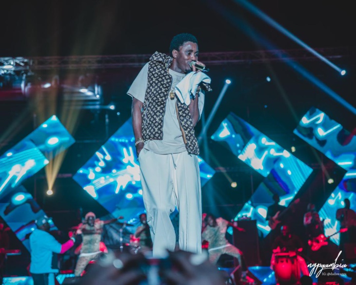 Gambie: Admirez le port vestimentaire assez déroutant de Wally Seck et les..."battré" (Photos)