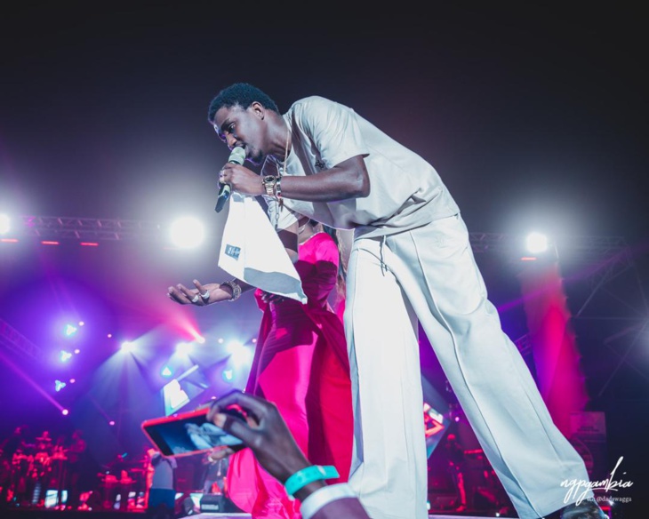 Gambie: Admirez le port vestimentaire assez déroutant de Wally Seck et les..."battré" (Photos)