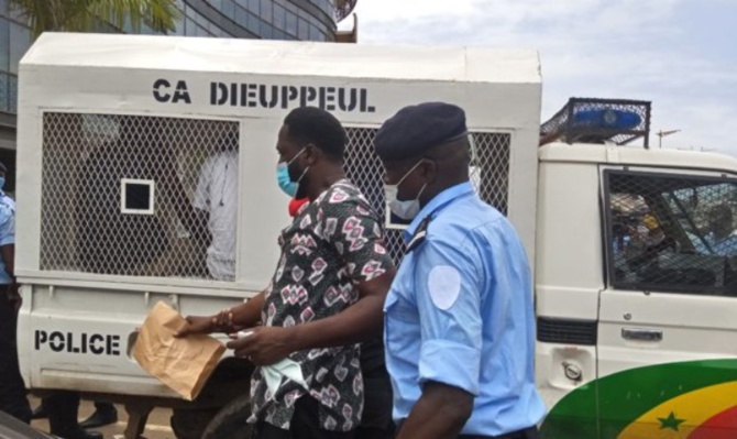 Des militantes du Pastef arrêtées: Ousmane Sonko interdit d’accès à la Police de Dieuppeul