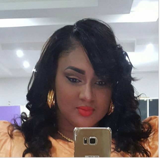 Le prometteur Aziz Ndiaye offre une résidence à sa femme Miss Ndiaye. Regardez!