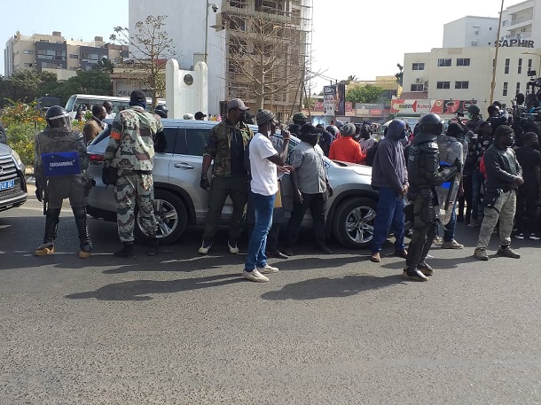 Bientôt midi, Ousmane Sonko encore en route vers le Tribunal: Sa voiture serait bloquée, a-t-il dit dans un tweet