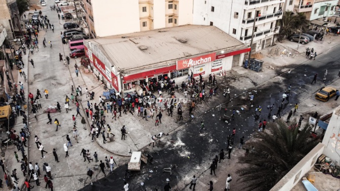 Manifestation : Les manistants pillent les Auchan