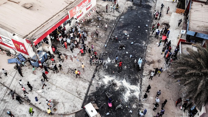 Manifestation : Les manistants pillent les Auchan Manifestation : Les manistants pillent les Auchan