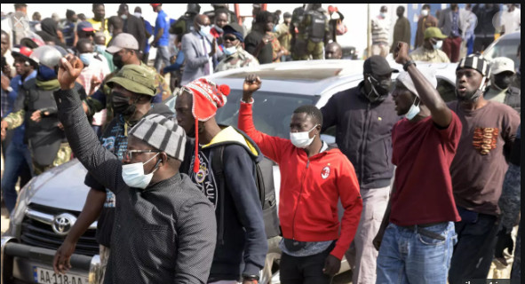 Tribunal de Dakar: Des manifestants veulent accéder pour "libérer" Ousmane Sonko Tribunal de Dakar: Des manifestants veulent accéder pour "libérer" Ousmane Sonko