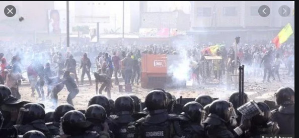Place de la Nation: La foule dispersée à coup de lacrymogènes et plusieurs blessés enregistrés