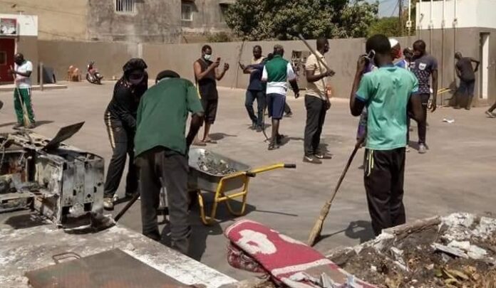 Photos / Bignona: Les jeunes nettoient la ville après les manifestations