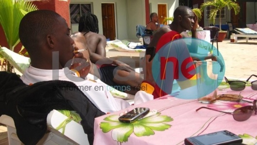 Waly Seck se détend avec sa cigarette