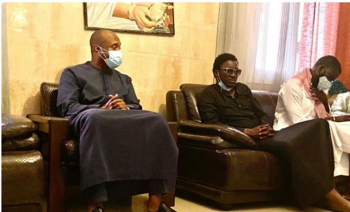 Barthélémy Dias chez feu Thione Seck pour présenter ses condoléances