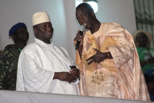 Thione Seck, Ouza Diallo et Aida Samb gâtés par Yahya Djameh!