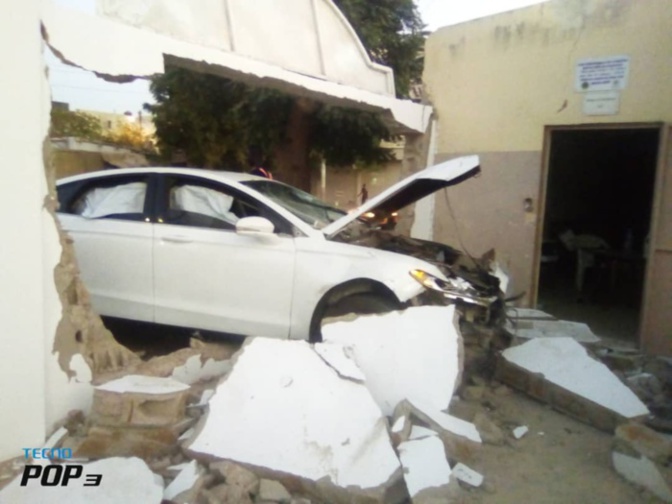 Dieuppeul : Comment un véhicule a terminé sa course sur le mur d’une école élémentaire. Dieuppeul : Comment un véhicule a terminé sa course sur le mur d’une école élémentaire.