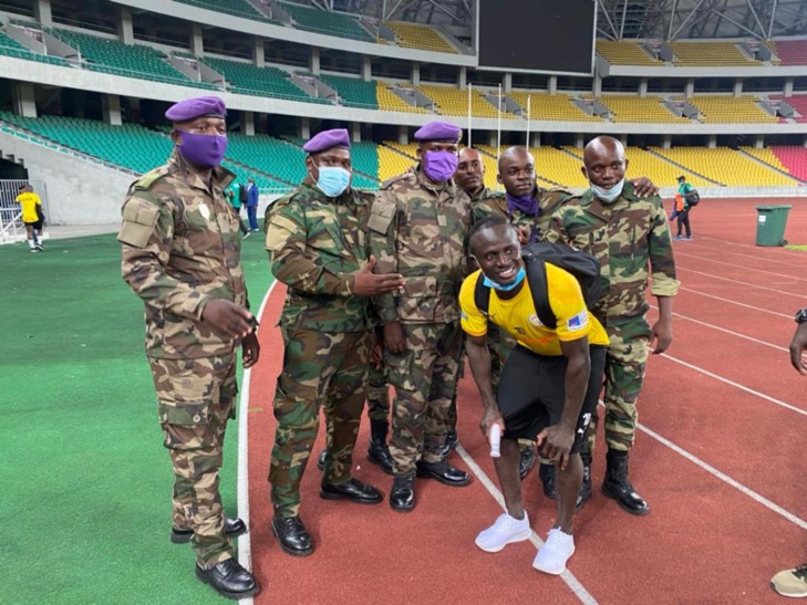 Sadio Mané prend la pose avec des agents de sécurité congolais