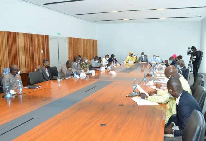 INSTALLATION DU JURY POUR LE CONCOURS INTERNATIONAL D’ARCHITECTURE POUR L’AMENAGEMENT DU PARC FORESTIER URBAIN DE DAKAR-YOFF INSTALLATION DU JURY POUR LE CONCOURS INTERNATIONAL D’ARCHITECTURE POUR L’AMENAGEMENT DU PARC FORESTIER URBAIN DE DAKAR-YOFF