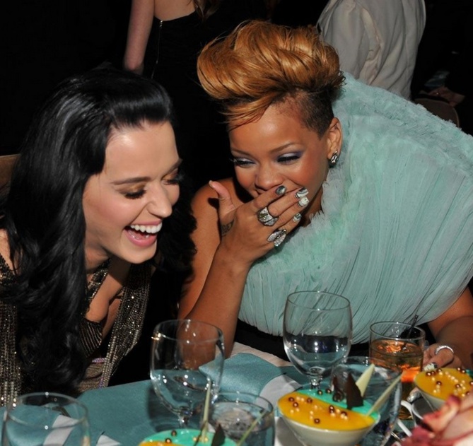 Rihanna soutenue par Katy Perry après sa rupture !