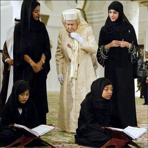 La reine Elisabeth II visite une mosquée à Abu Dhabi et porte le foulard islamique par la même occasion!