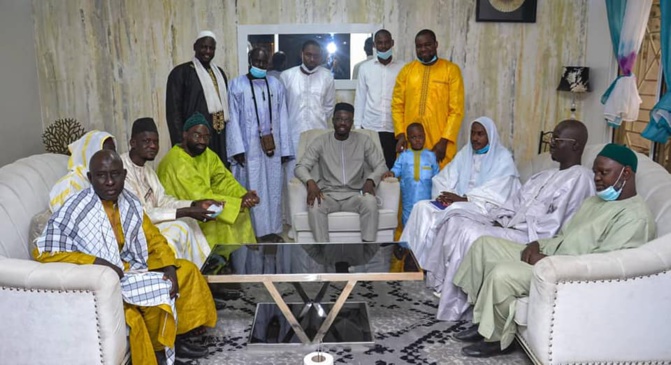 Pour barrer la route aux LGBT -" And Sàmm jikko yi" rend visite à Ousmane Sonko (photos) Pour barrer la route aux LGBT -" And Sàmm jikko yi" rend visite à Ousmane Sonko (photos)