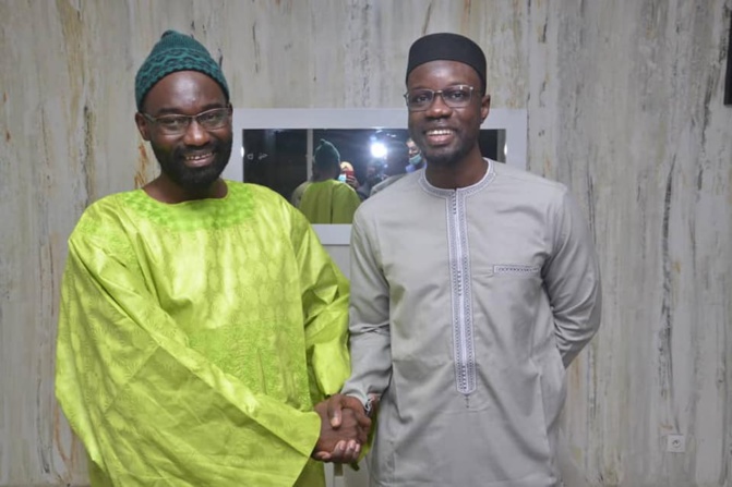 Pour barrer la route aux LGBT -" And Sàmm jikko yi" rend visite à Ousmane Sonko (photos) Pour barrer la route aux LGBT -" And Sàmm jikko yi" rend visite à Ousmane Sonko (photos)